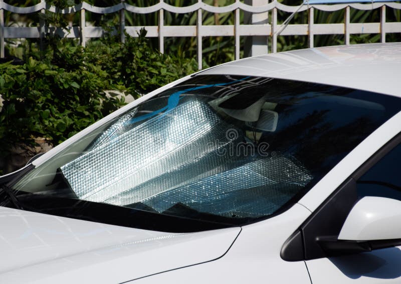 Protezione del pannello dell'automobile da luce solare diretta Tergicristallo del riflettore di Sun fotografie stock Protezione del pannello dell'automobile da luce solare diretta Tergicristallo del riflettore di Sun fotografie stock