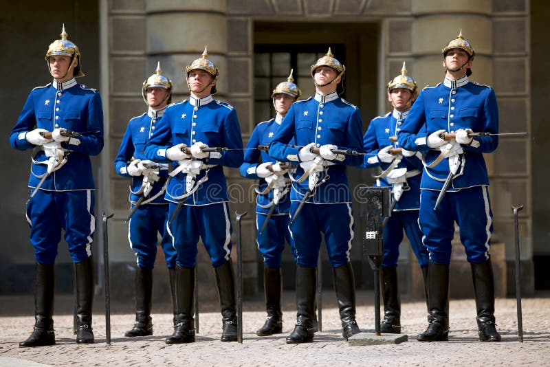 Protezione reale svedese in uniforme tradizionale immagini stock Protezione reale svedese in uniforme tradizionale immagini stock