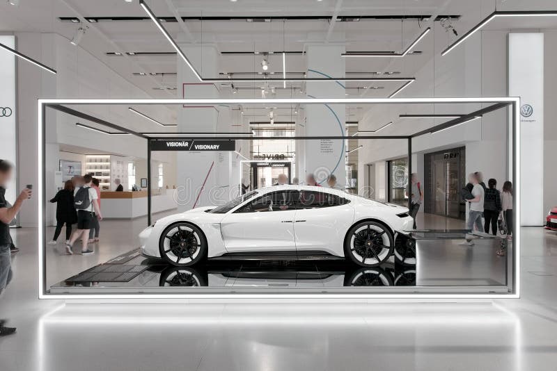 Prototipo del coche del concepto de la misión E de Porsche en el blanco - estudio del concepto del coche eléctrico imagen de archivo libre de regalías Prototipo del coche del concepto de la misión E de Porsche en el blanco - estudio del concepto del coche eléctrico imagen de archivo libre de regalías