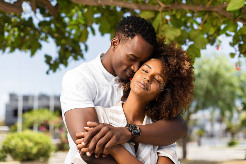 Protrait al aire libre de los pares afroamericanos que se abrazan fotografía de archivo