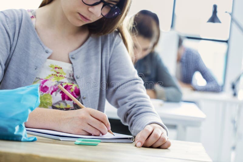 Prov för studentflickahandstil i klassrum arkivbilder Prov för studentflickahandstil i klassrum arkivbilder