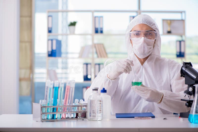 Prova del chimico in laboratorio l'estratto della cannabis per la p medica fotografia stock libera da diritti Prova del chimico in laboratorio l'estratto della cannabis per la p medica fotografia stock libera da diritti