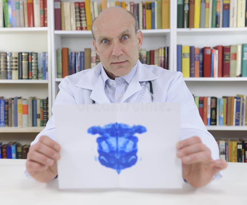 Prova di Rorschach della holding dello Psychotherapist fotografia stock Prova di Rorschach della holding dello Psychotherapist fotografia stock