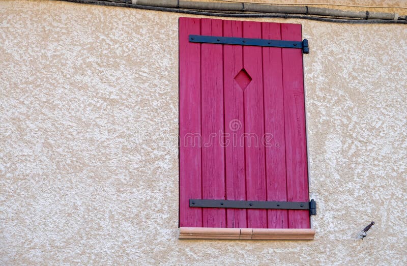 Provence stylu czerwona drewniana nadokienna żaluzja obrazy royalty free Provence stylu czerwona drewniana nadokienna żaluzja obrazy royalty free