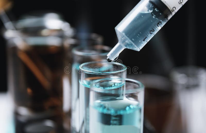 Provette chimiche del laboratorio di vetro con liquido per il concetto analitico, medico, farmaceutico e di ricerca scientifica immagini stock libere da diritti Provette chimiche del laboratorio di vetro con liquido per il concetto analitico, medico, farmaceutico e di ricerca scientifica immagini stock libere da diritti