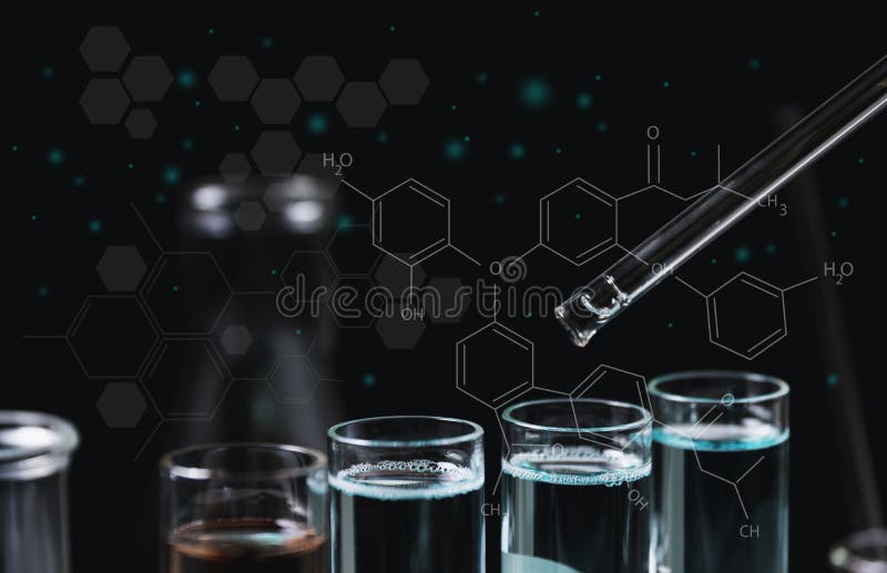 Provette chimiche del laboratorio di vetro con liquido per il concetto analitico, medico, farmaceutico e di ricerca scientifica immagine stock libera da diritti Provette chimiche del laboratorio di vetro con liquido per il concetto analitico, medico, farmaceutico e di ricerca scientifica immagine stock libera da diritti