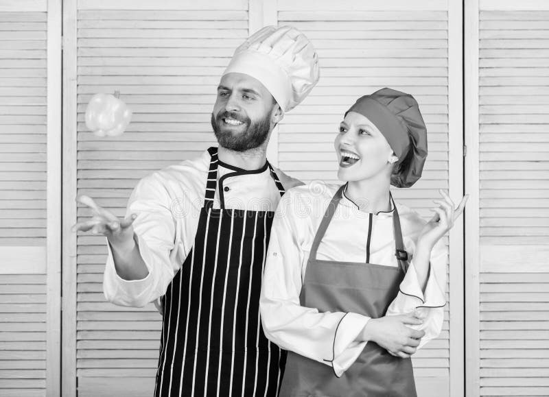 Provi appena Donna ed uomo barbuto che cucinano insieme Cottura dell'alimento sano Ricetta sana vegetariana fresca dell'alimento fotografia stock libera da diritti Provi appena Donna ed uomo barbuto che cucinano insieme Cottura dell'alimento sano Ricetta sana vegetariana fresca dell'alimento fotografia stock libera da diritti