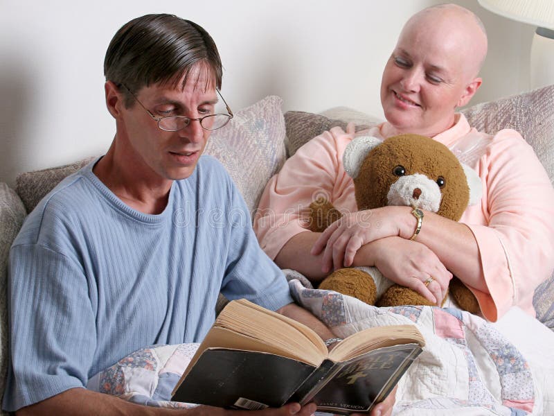 Hombre lectura La biblia sobre el cáncer.