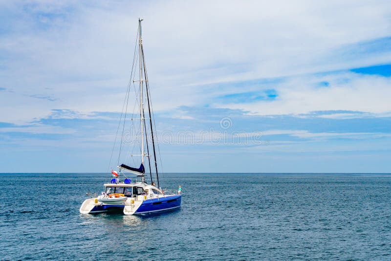 Provincetown, Cape Cod, le Massachusetts, USA - 15 août 2017 le catamaran et le sien servent d'équipier recherchant une baleine photos stock Provincetown, Cape Cod, le Massachusetts, USA - 15 août 2017 le catamaran et le sien servent d'équipier recherchant une baleine photos stock