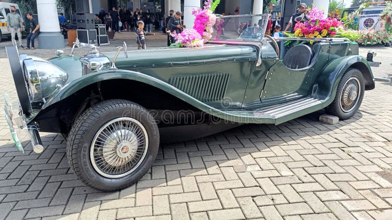 Provincia di Batu East Java indonesia novembre 2022 : serie di automobili classiche color verde scuro ss100 2663cc 1937 immagini stock libere da diritti