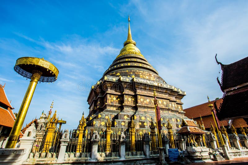 Provincia di lampang dorata del lampangluang del wat della pagoda Tailandia fotografie stock Provincia di lampang dorata del lampangluang del wat della pagoda Tailandia fotografie stock