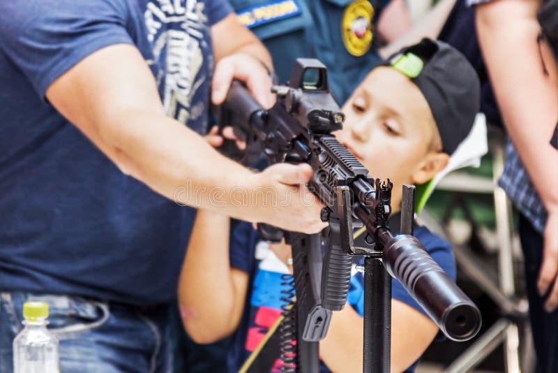 Provning av moderna vapen och rustningar på den internationella mien. Moskva Ryssland-Augusti 24, 2018: provning av moderna vapen och rustningar på den internationella militär-tekniska forumarmén 2018