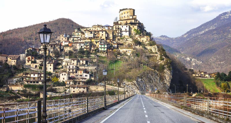 Província de Castel di Tora - de Rieti, Itália imagem de stock Província de Castel di Tora - de Rieti, Itália imagem de stock