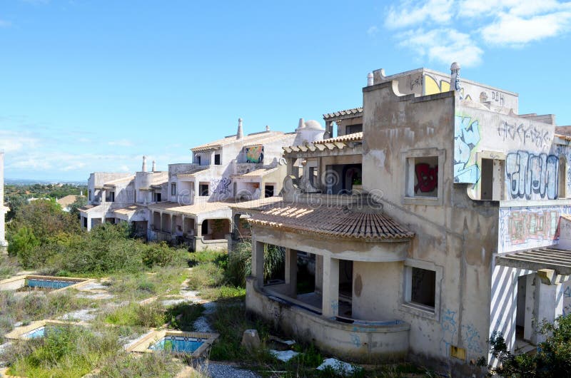 Proyecto de edificio inacabado abandonado de Algarve imágenes de archivo libres de regalías Proyecto de edificio inacabado abandonado de Algarve imágenes de archivo libres de regalías