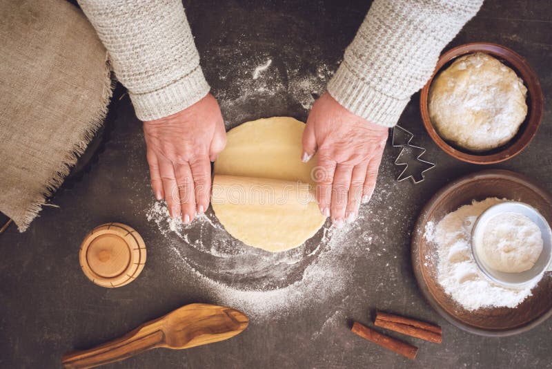 Prozess der Herstellung von Weihnachtsplätzchen lizenzfreies stockbild Prozess der Herstellung von Weihnachtsplätzchen lizenzfreies stockbild