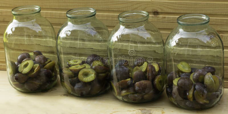 Prugne disposte in barattoli - composta della prugna nel processo di cottura immagine stock libera da diritti Prugne disposte in barattoli - composta della prugna nel processo di cottura immagine stock libera da diritti