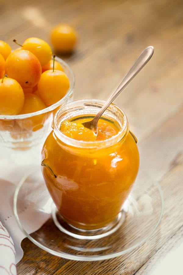 Pruimjam in Kruik, Jam Van Gele Pruimen Stock Afbeelding Image of