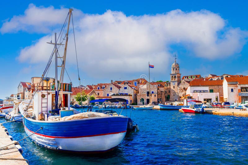 Prvic Sepurine Croaia : Den gamla staden Sibenik skärgården Dalmatia Adriatiska havet royaltyfri bild