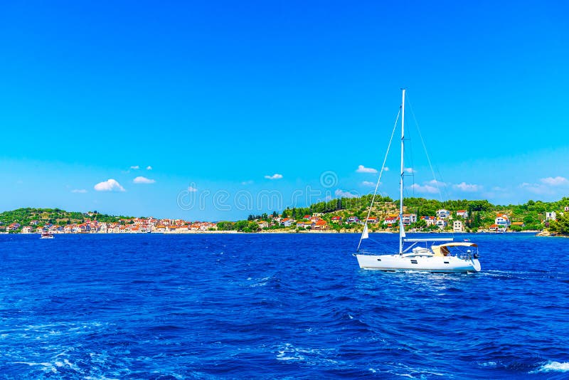 Prvic Sepurine Croaia : Den gamla staden Sibenik skärgården Dalmatia Adriatiska havet royaltyfria foton