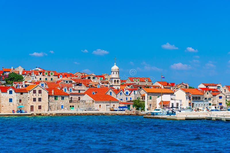 Prvic Sepurine Croaia : Den gamla staden Sibenik skärgården Dalmatia Adriatiska havet royaltyfria bilder