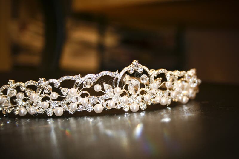 prydd med pärlor svart surface tiara royaltyfria bilder prydd med pärlor svart surface tiara royaltyfria bilder