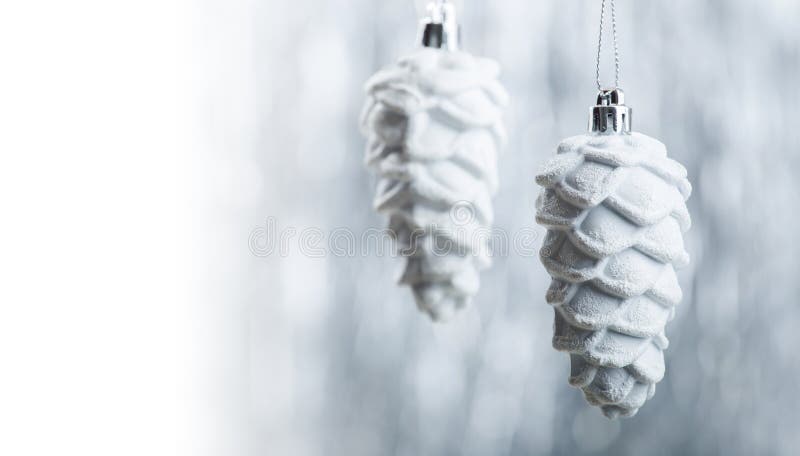 Prydnader för silver och för vit jul blänker på bokehbakgrund med utrymme för text Xmas och lyckligt nytt år arkivfoton Prydnader för silver och för vit jul blänker på bokehbakgrund med utrymme för text Xmas och lyckligt nytt år arkivfoton