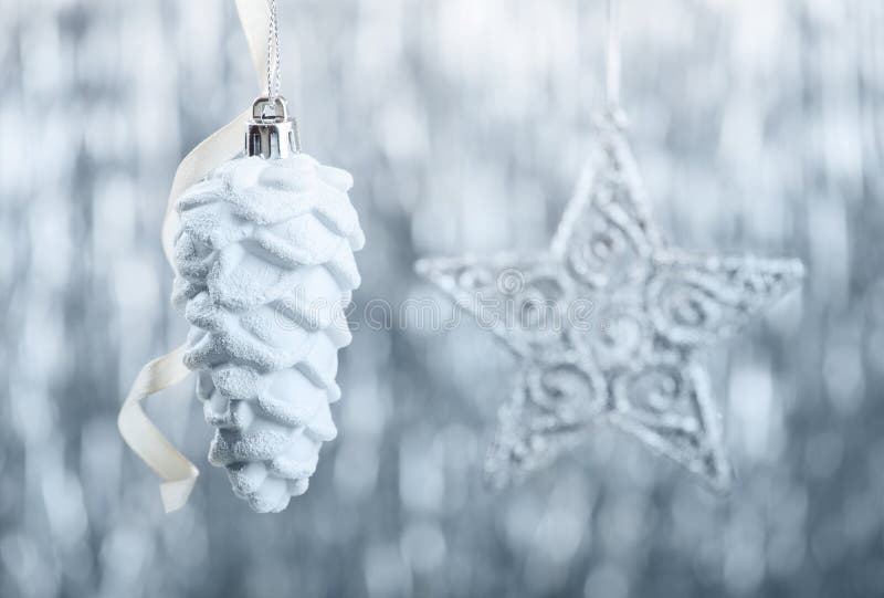 Prydnader för silver och för vit jul blänker på bokehbakgrund med utrymme för text Xmas och lyckligt nytt år royaltyfri bild Prydnader för silver och för vit jul blänker på bokehbakgrund med utrymme för text Xmas och lyckligt nytt år royaltyfri bild