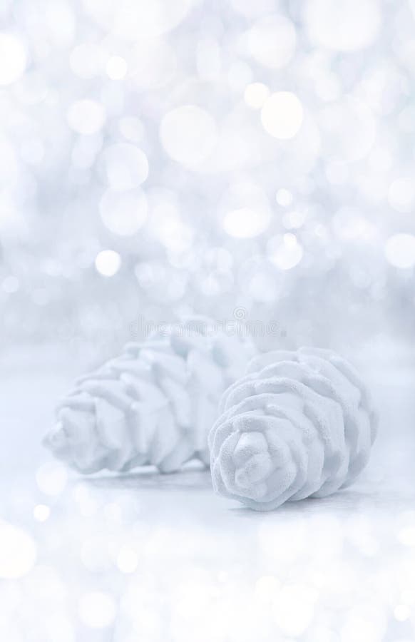 Prydnader för silver och för vit jul blänker på bokehbakgrund med utrymme för text arkivfoton Prydnader för silver och för vit jul blänker på bokehbakgrund med utrymme för text arkivfoton