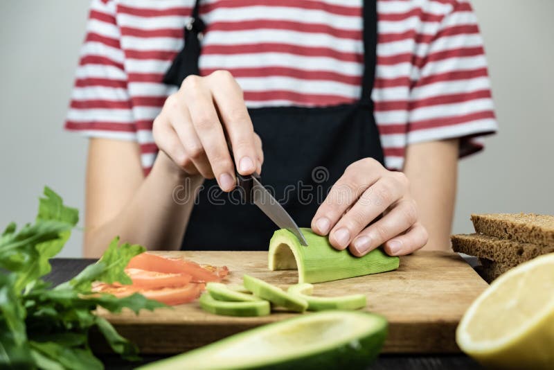 Przecinania avocado dla zdrowej kanapki zdjęcia royalty free Przecinania avocado dla zdrowej kanapki zdjęcia royalty free