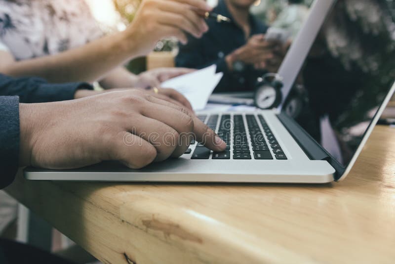 Przedsiębiorcy pracuje wpólnie używać laptop i robić notatka finanse raportowi przy biurowym pokojem zdjęcia royalty free Przedsiębiorcy pracuje wpólnie używać laptop i robić notatka finanse raportowi przy biurowym pokojem zdjęcia royalty free