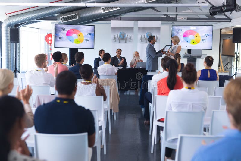 Przedsiębiorca otrzymujący nagrodę w seminarium biznesowym zdjęcia stock