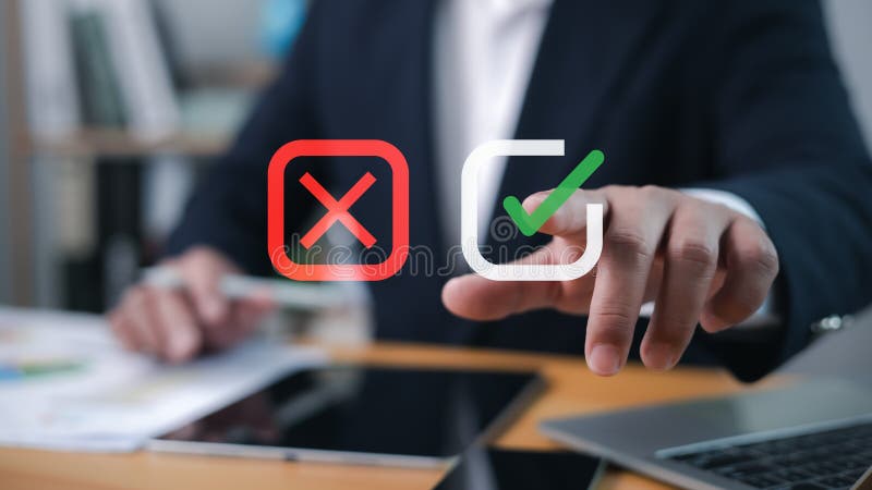Przedsiębiorca wybiera zielony poprawny znak identyfikacyjny do zatwierdzania koncepcji projektu biznesowego Cele osiągnięcia i su obraz royalty free