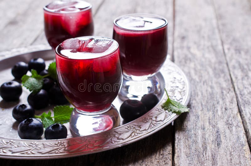 Przejrzyste napój czarne jagody