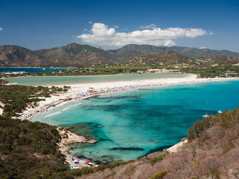Przejrzysty i turkusowy morze w Porto Giunco, Sardinia, Włochy zdjęcie stock Przejrzysty i turkusowy morze w Porto Giunco, Sardinia, Włochy zdjęcie stock