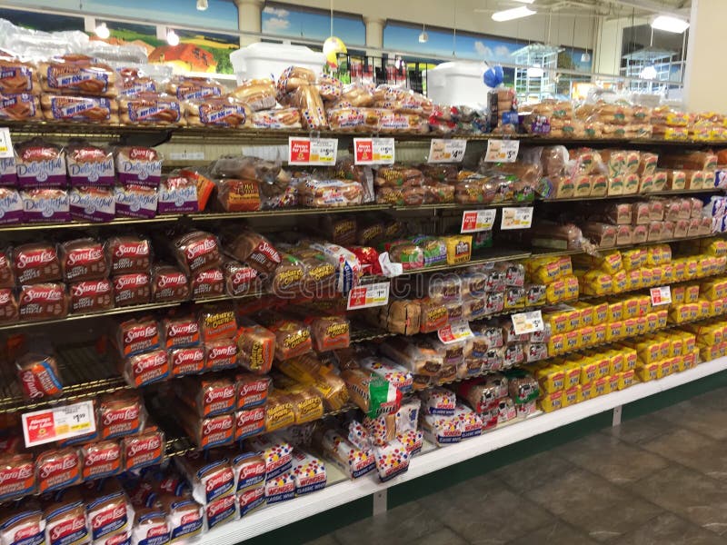 Przekrój chleba pakowanego w supermarkecie Pieczywo długie z korytarzy przeznaczone do sprzedaży w sklepie spożywczym zdjęcie stock