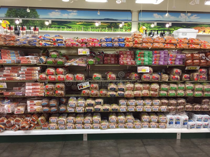 Przekrój chleba pakowanego w supermarkecie Pieczywo długie z korytarzy przeznaczone do sprzedaży w sklepie spożywczym obraz royalty free