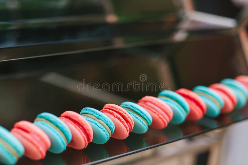 Przekątny linia od różowych i błękitnych macaroons na szklanej półce Minimalni poj?cia Delikatni migdałowi ciastka Przestrze? dla obrazy stock Przekątny linia od różowych i błękitnych macaroons na szklanej półce Minimalni poj?cia Delikatni migdałowi ciastka Przestrze? dla obrazy stock