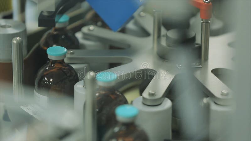 Przemysł Farmaceutyczny Linia produkcyjna maszynowy konwejer przy fabryką z butelkami farmaceutyczna produkcja ciecz fotografia stock Przemysł Farmaceutyczny Linia produkcyjna maszynowy konwejer przy fabryką z butelkami farmaceutyczna produkcja ciecz fotografia stock