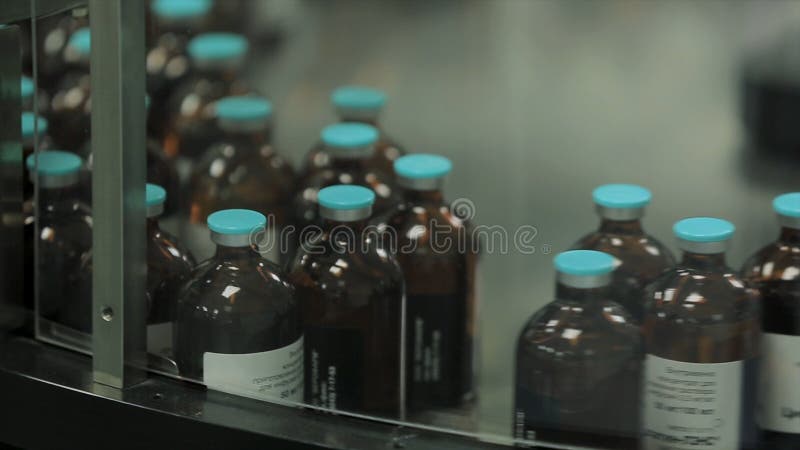 Przemysł Farmaceutyczny Linia produkcyjna maszynowy konwejer przy fabryką z butelkami farmaceutyczna produkcja ciecz obraz royalty free Przemysł Farmaceutyczny Linia produkcyjna maszynowy konwejer przy fabryką z butelkami farmaceutyczna produkcja ciecz obraz royalty free