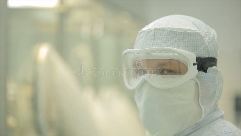 Przemysł Farmaceutyczny Męski pracownik fabryczny sprawdza ilość pigułki pakuje w farmaceutycznej fabryce automatycznie fotografia stock Przemysł Farmaceutyczny Męski pracownik fabryczny sprawdza ilość pigułki pakuje w farmaceutycznej fabryce automatycznie fotografia stock