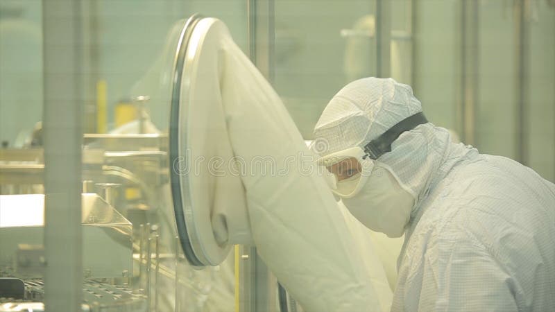 Przemysł Farmaceutyczny Męski pracownik fabryczny sprawdza ilość pigułki pakuje w farmaceutycznej fabryce automatycznie zdjęcie royalty free Przemysł Farmaceutyczny Męski pracownik fabryczny sprawdza ilość pigułki pakuje w farmaceutycznej fabryce automatycznie zdjęcie royalty free