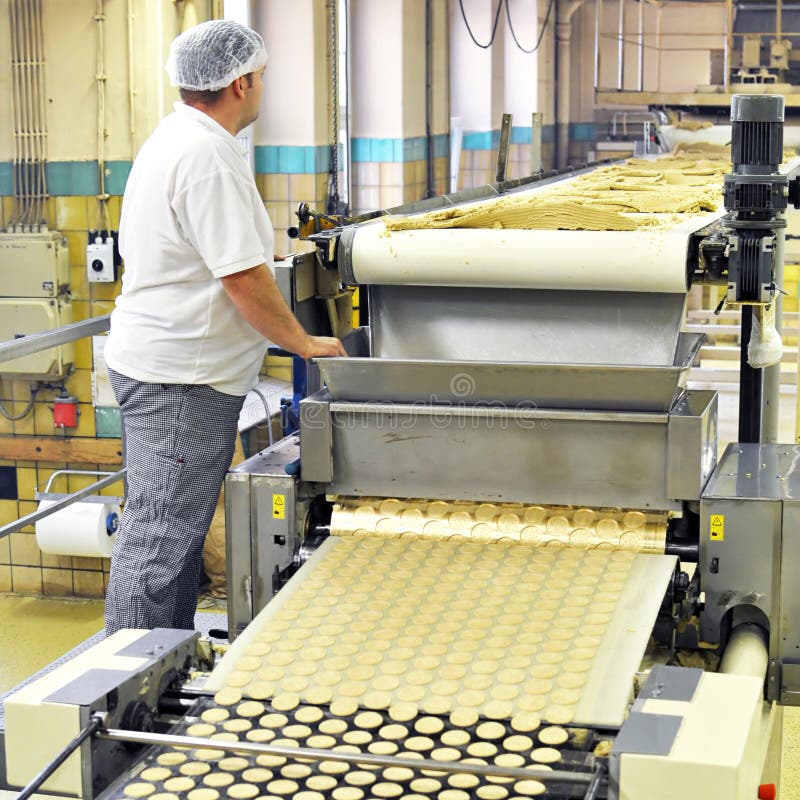 Przemysł spożywczy - biskwitowa produkcja w fabryce na konwejerze był
