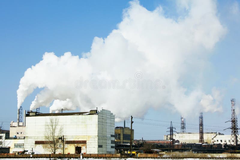 Przemysłowa roślina zanieczyszcza atmosferę i środowisko z szkodliwymi emisjami obrazy royalty free Przemysłowa roślina zanieczyszcza atmosferę i środowisko z szkodliwymi emisjami obrazy royalty free