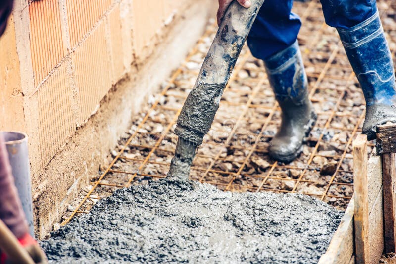 Przemysłowego pracownika dolewania beton z automatyczną pompową tubką lub cement
