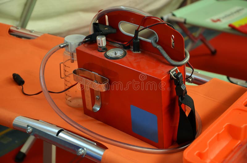 Portable medical aspirator that can be used in a wide variety of situations by emergency services. Portable medical aspirator that can be used in a wide variety of situations by emergency services