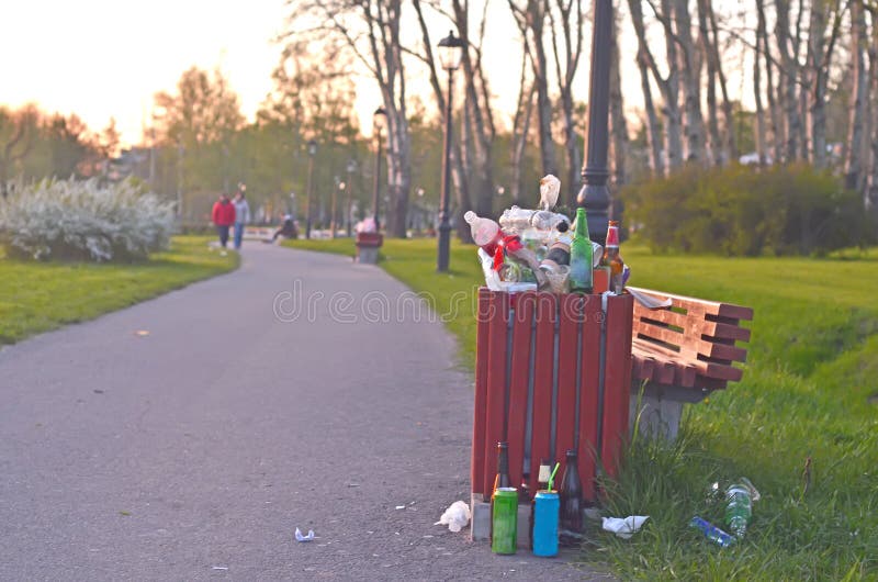 Przepełnione puszki na śmieci w parku publicznym na słońcu, zanieczyszczenie plastikiem. fotografia stock