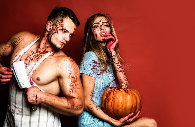 Przerażająca dziewczynka halloween wampira i wielki muzułmanin patrzący kamerą i trzymający dynię. horror zdjęcia seksownej dziewc zdjęcie royalty free