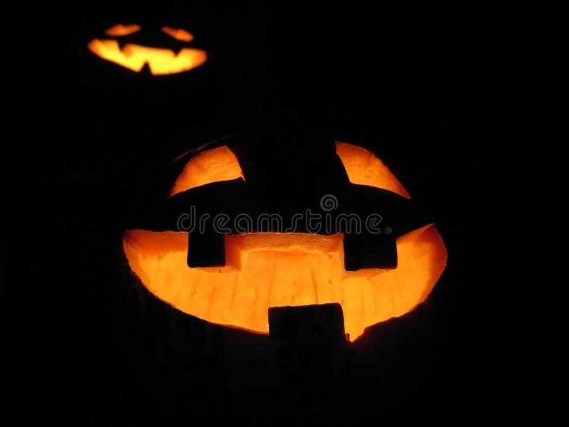 Przerażające dynie Halloween izolowane na czarnym tle Straszne, świecące twarze sztuczne lub nieprzyjemne zdjęcie stock Przerażające dynie Halloween izolowane na czarnym tle Straszne, świecące twarze sztuczne lub nieprzyjemne zdjęcie stock