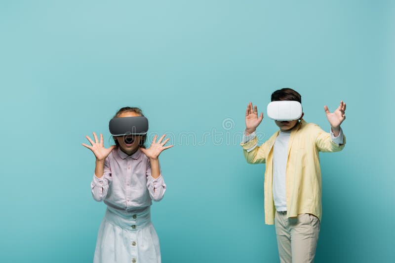 Przerażone dzieci w grach vr zdjęcia royalty free