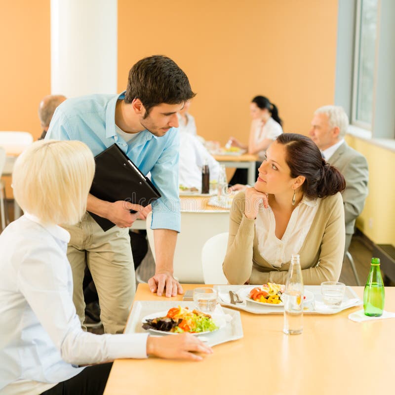 Przerwy bufeta koledzy jedzą lunchu biura sałatki